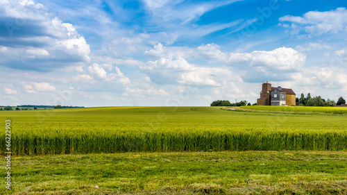 silos dans le champs