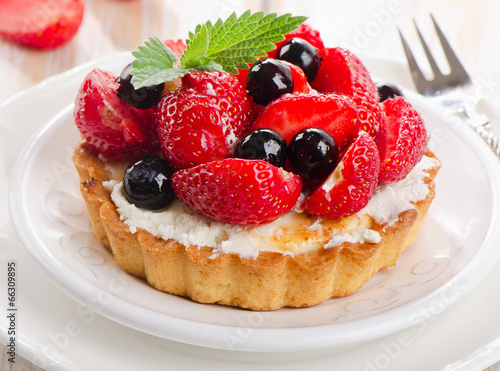 Fresh berries tart