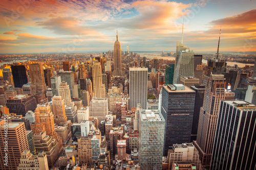 Zmierzchu widok Miasto Nowy Jork patrzeje nad środkiem miasta Manhattan
