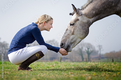 Reiterin mit Pferd