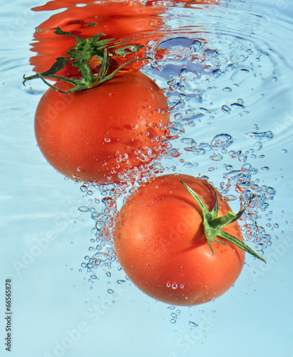 Pomidory wpadające do wody