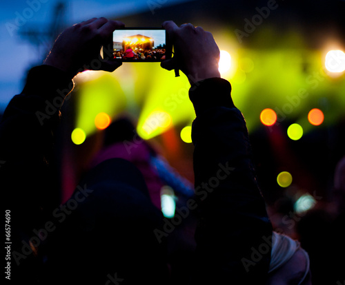 Człowiek robiący zdjęcie na koncercie