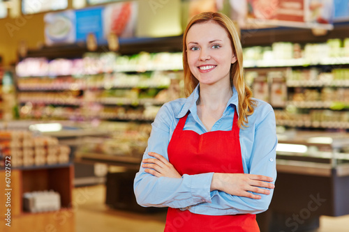 Junge Verkäuferin im Supermarkt