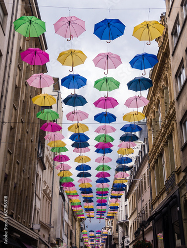 Regenschirme in Einkaufsstraße