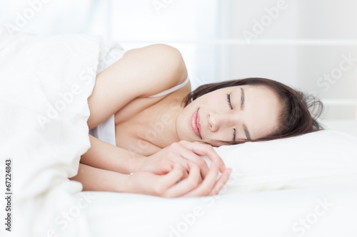 眠る女性