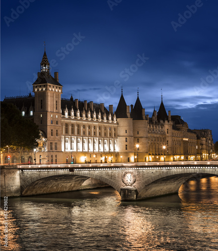 Conciergerie Quai de Seine Paris