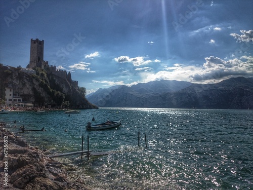 Lago e monti in un contesto medievale