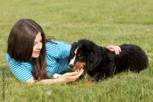 Jugendliche mit Berner Sennenhund Welpe