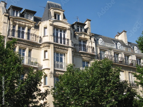 Façades d'immeubles parisiens en été