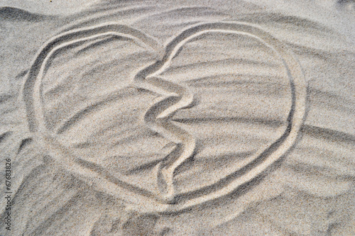 Gebrochenes Herz im Sand