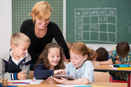 kinder benutzen tablet-pc im unterricht