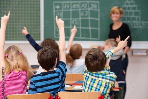 schüler in der grundschule zeigen auf