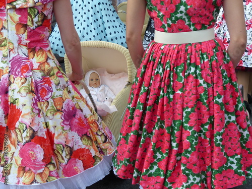 Petticoat und Kleider der Fünfzigerjahre im Sommer bei Sonnenschein beim Oldtimertreffen Golden Oldies in Wettenberg Krofdorf-Gleiberg bei Gießen in Hessen