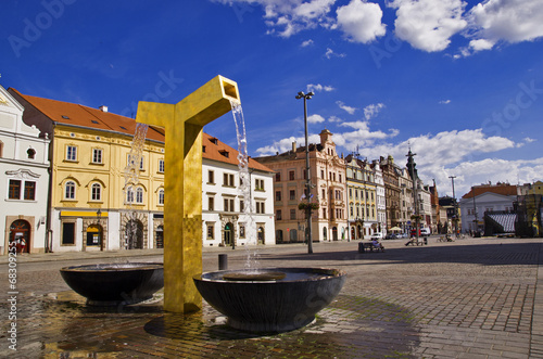Złota fontanna na placu w Pilźnie