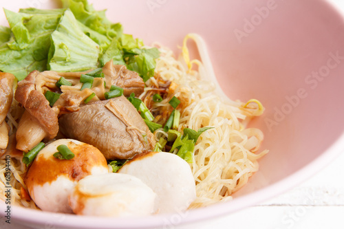 Dry noodles with steamed pork