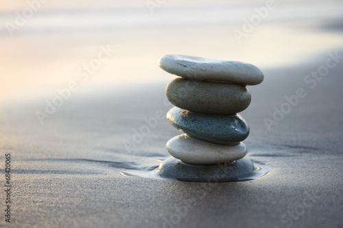 Stein Balance und Meditation am Strand