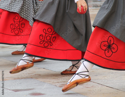 Bailarinas de danzas vascas en un espectáculo callejero