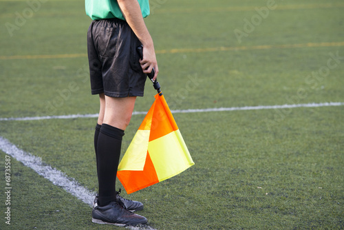 Árbitro de fútbol, árbitro asistente, bandera