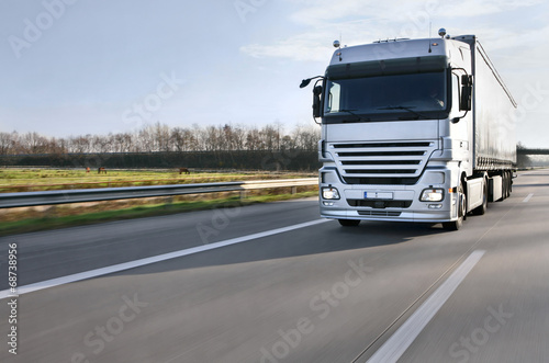 LKW auf der Autobahn 7