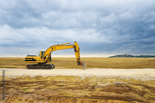 Bagger in weiter Landschaft auf Baustelle