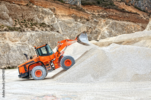 attrezzo industriale dentro cava di inerti