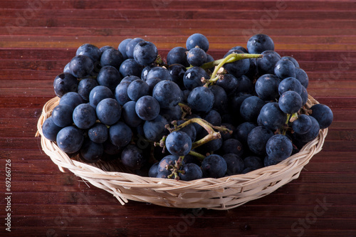 Uva fragola nel cestino di vimini