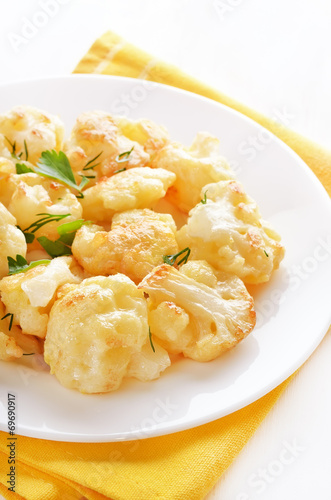 Cauliflower baked with egg and herbs