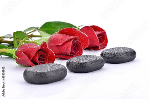 Kamienie bazaltowe z czerwonymi różami