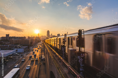Pociąg metra w Nowym Jorku o zachodzie słońca
