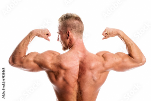 Bodybuilder zeigt seine Rückenmuskeln