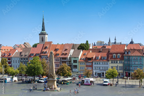 Stadt Erfurt in Thüringen mit Domplatz im Vordergrund