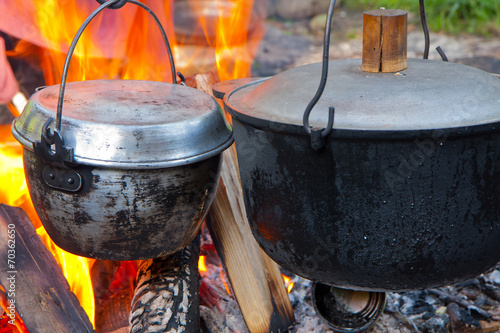 gotowanie posiłku na ognisku w metalowych naczyniach
