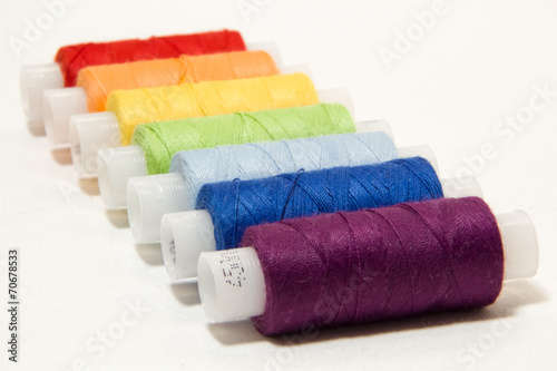 нитки швейные разноцветные