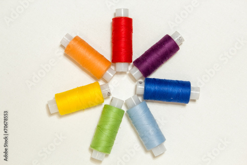нитки швейные разноцветные