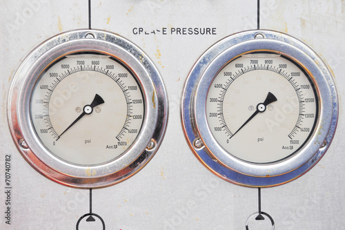 Pressure gauge for measuring pressure in the system