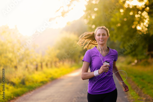 Sportliche Frau hört Musik beim Jogging