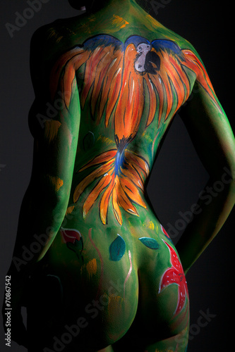 Bodypainting bunt Rückenansicht nackt Frau Nahaufnahme