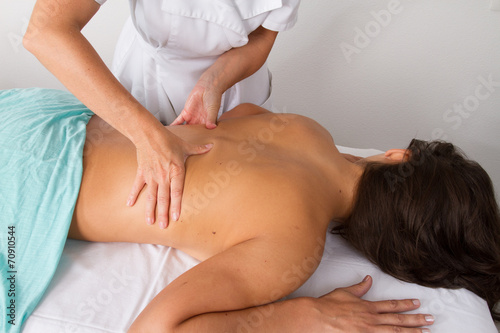 massage Soin du corps d'une femme par masseuse professionnelle 