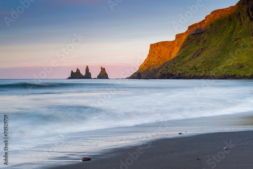 I faraglioni di Reynisdrangar vicino alla cittadina di Vík