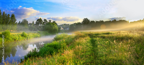 panorama letniego krajobrazu ze wschodem słońca, mgłą i rzeką