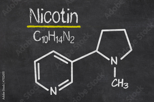 Schiefertafel mit der chemischen Formel von Nicotin