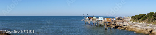 Panorama avec des carrelets sur la côte