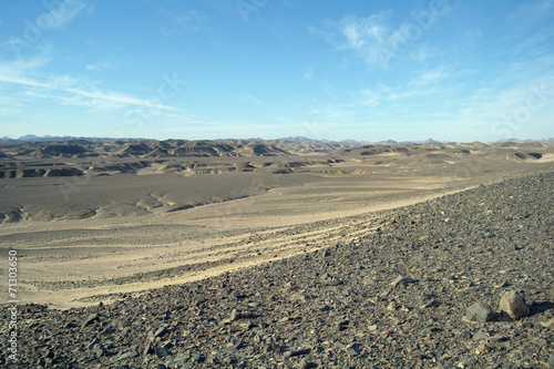 Egipcjanin pustynia i niebieskie niebo.