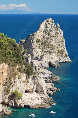 wspaniały pejzaż klifów na wyspie capri, włochy
