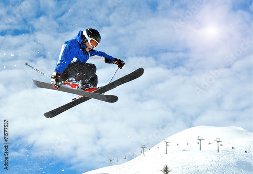 Junger Skifahrer springt