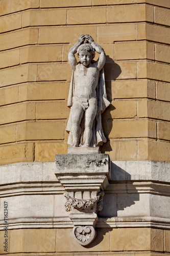 Chérubin sculpté sur façade