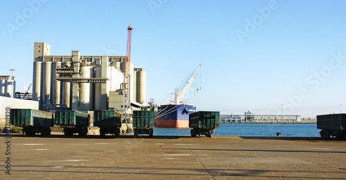 Silos en un muelle del puerto de barcelona