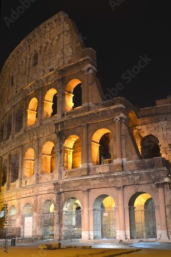 Majestatyczne Coloseum w Rzymie nocą, Włochy