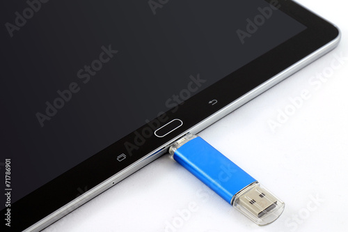 Tablet z podpiętym pendrive, usb