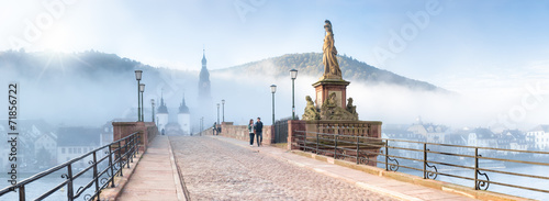 Alte Brücke im Herbst